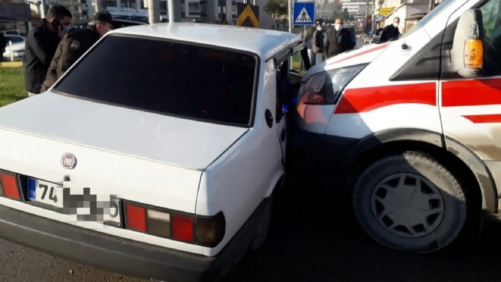 Ambulans ile otomobil çarpıştı