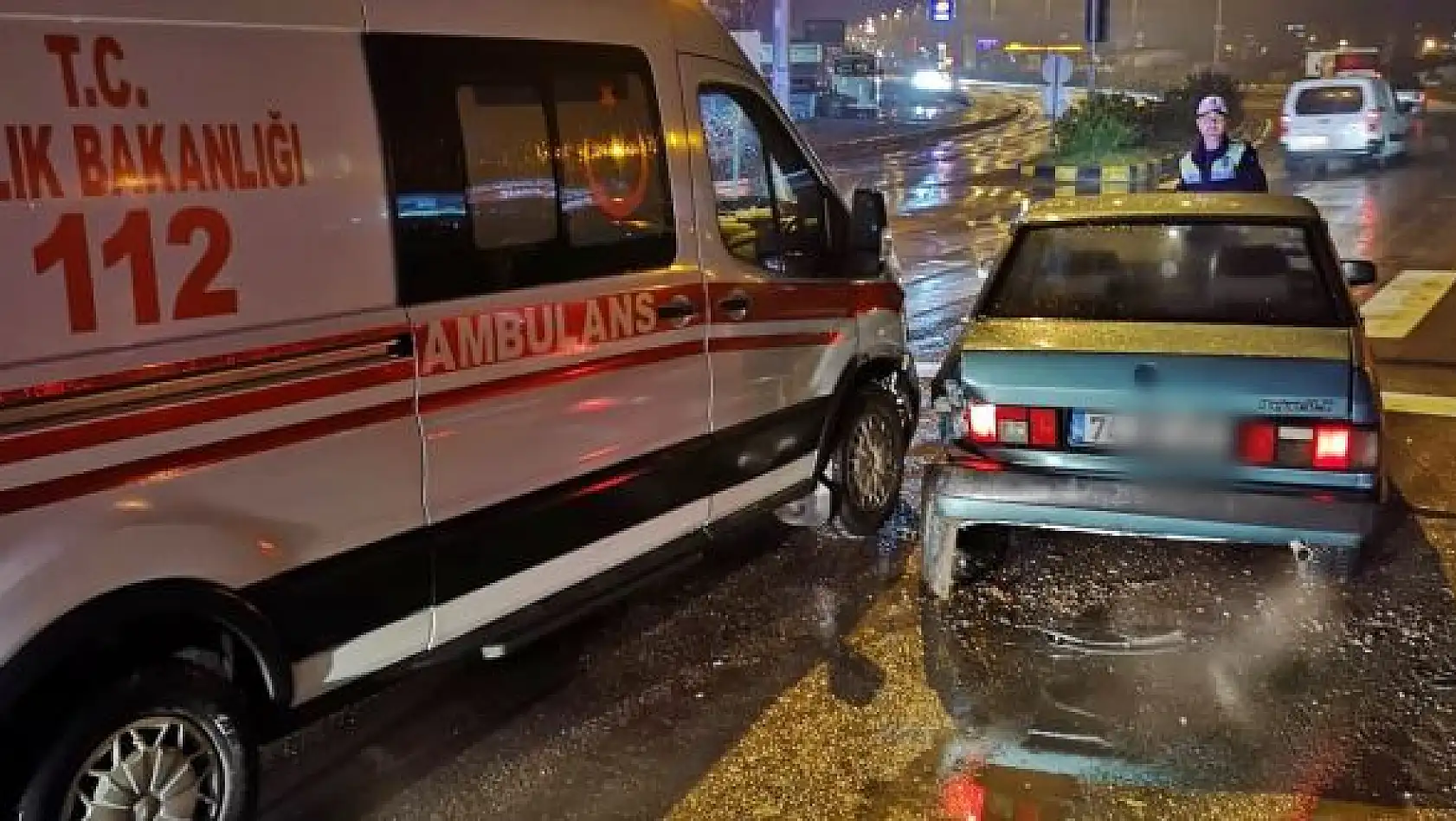 Ambulans kaza yaptı