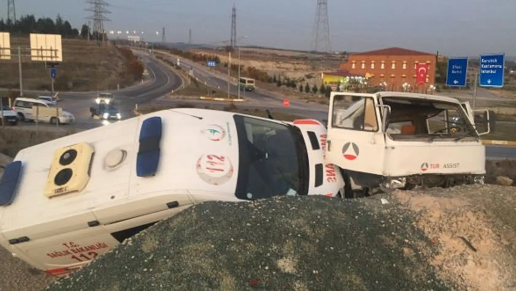 Ambulans taşıyan çekici kaza yaptı