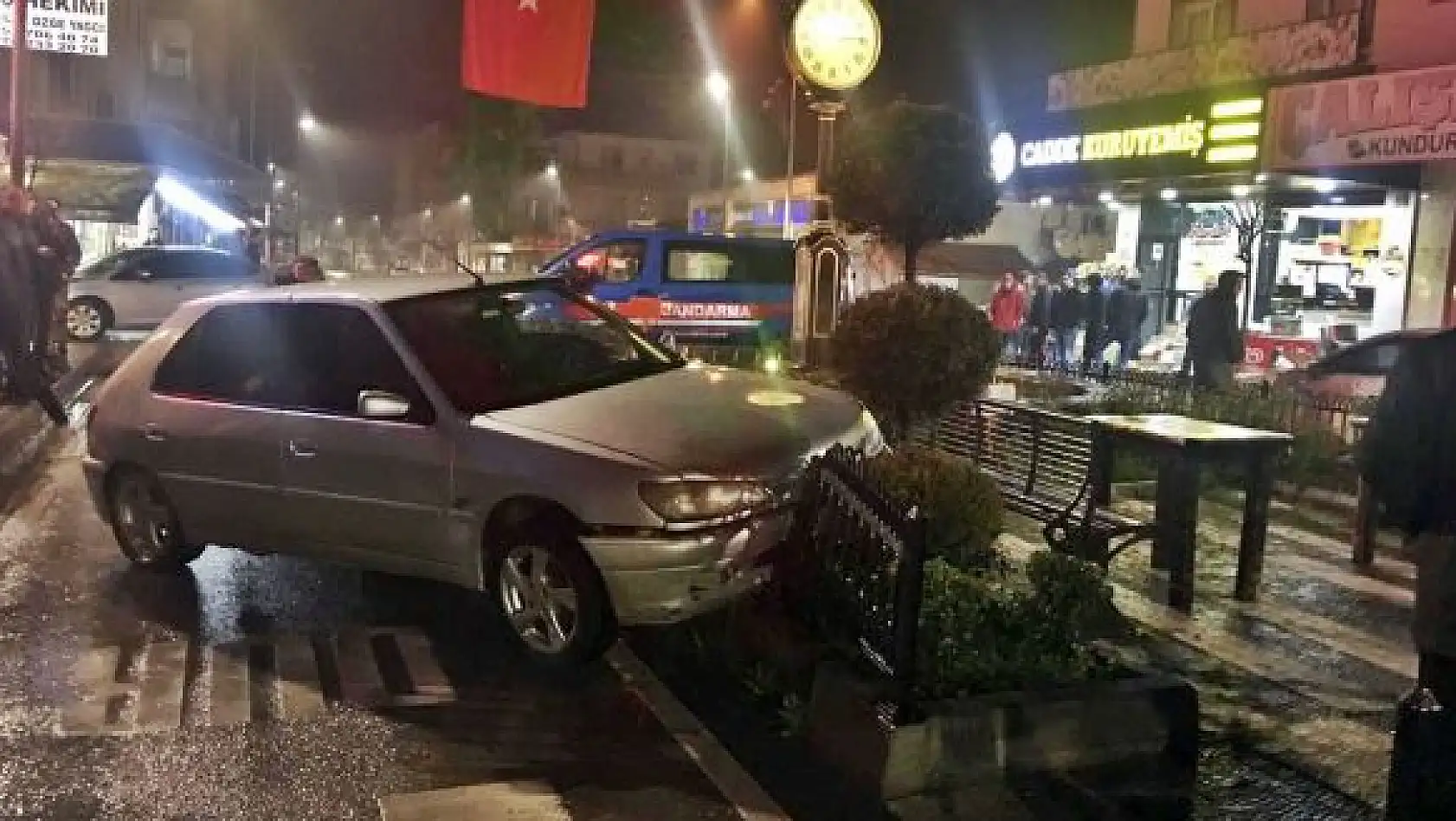Ana caddede kaza!