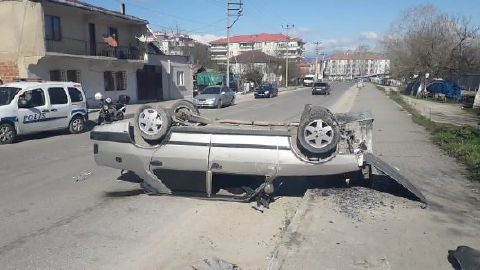 Bankete çarpan otomobil takla attı
