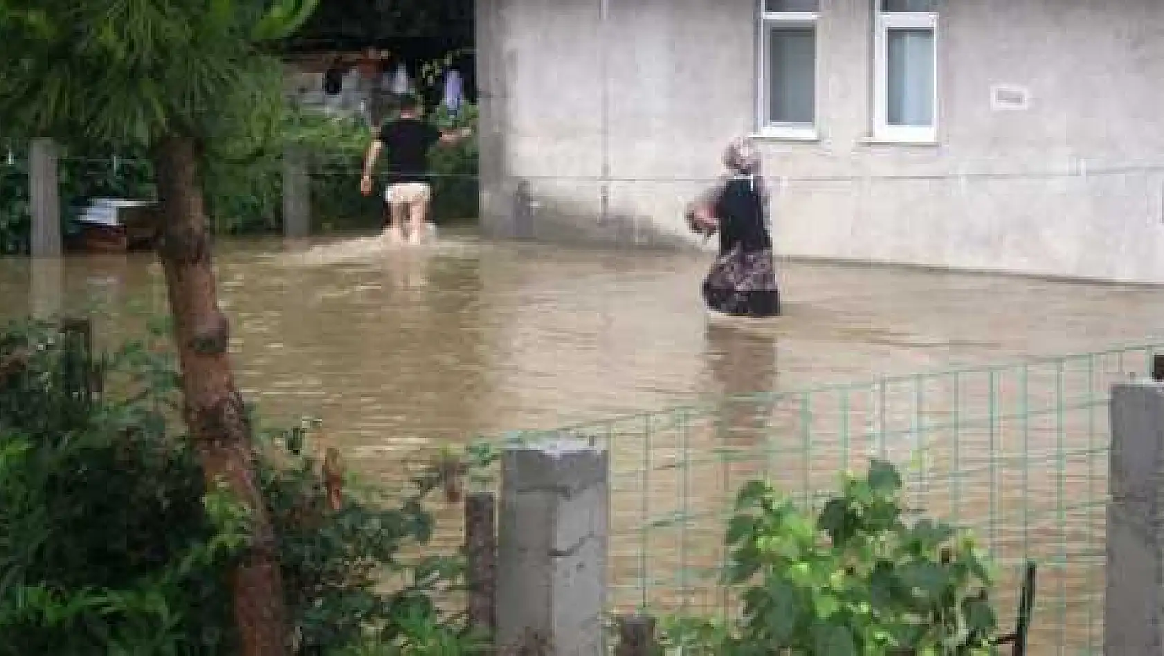BARTIN'DA EV VE İŞYERLERİ SU ALTINDA KALDI