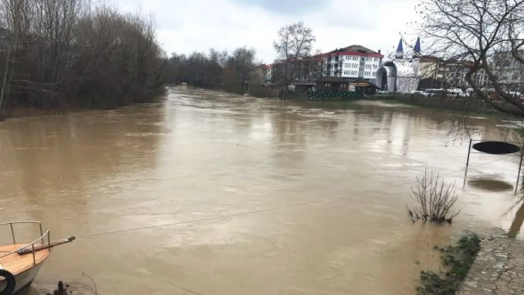 Bartın'da ırmak taşma noktasına geldi