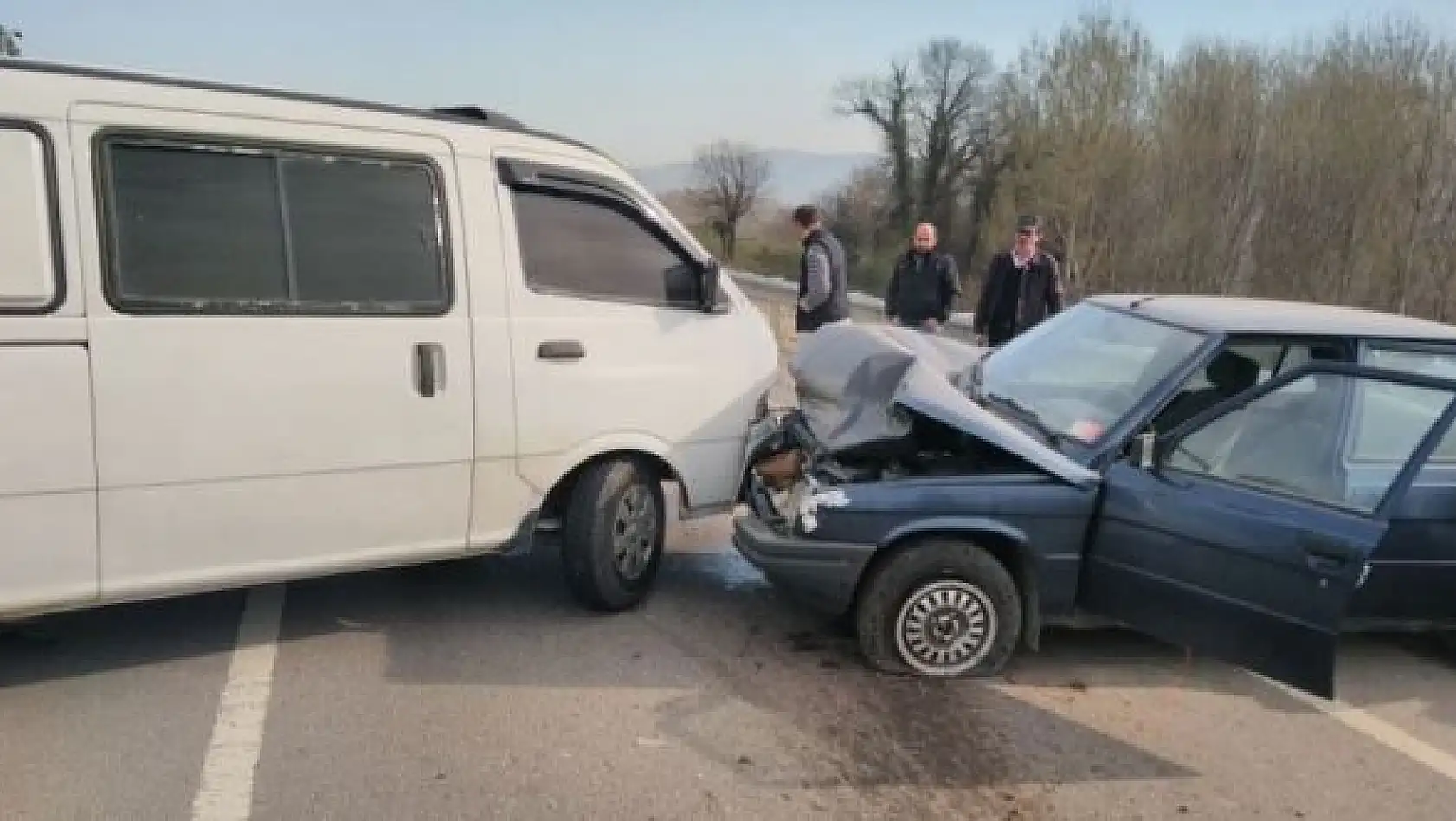 Bartın'da kaza, bariyerlere çarptı
