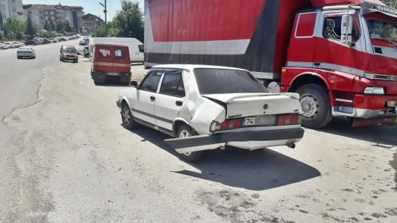 Bartın'da kaza, önündeki otomobile çarptı