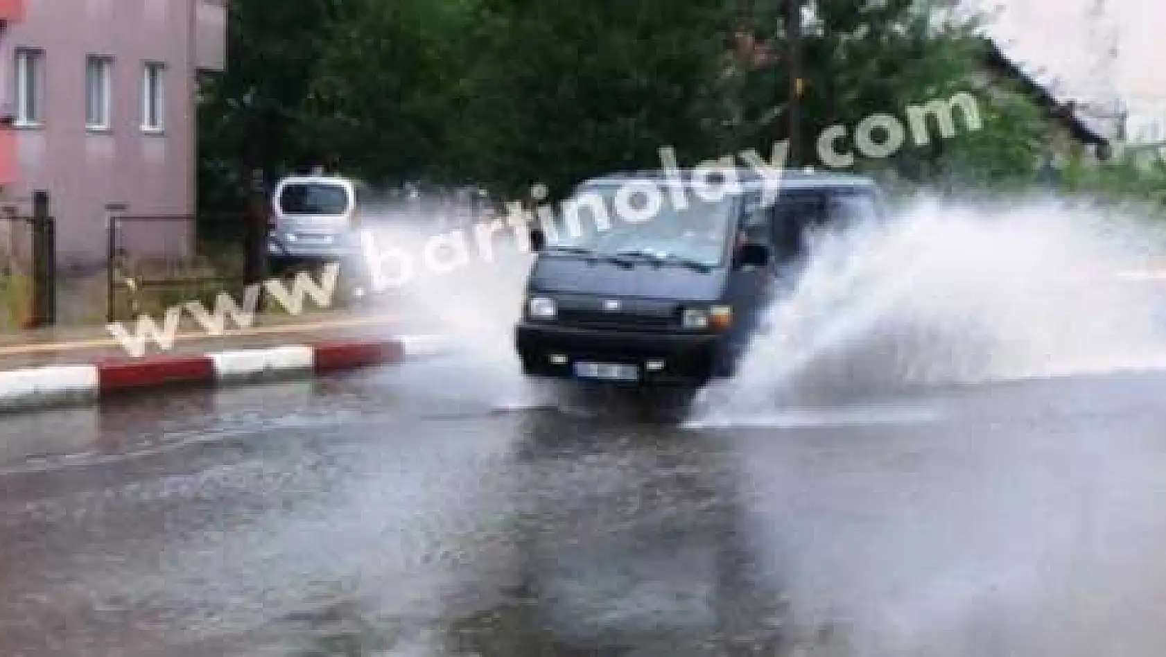 BARTIN GÖK GÜRÜLTÜLÜ SAĞANAK YAĞMURLA UYANDI