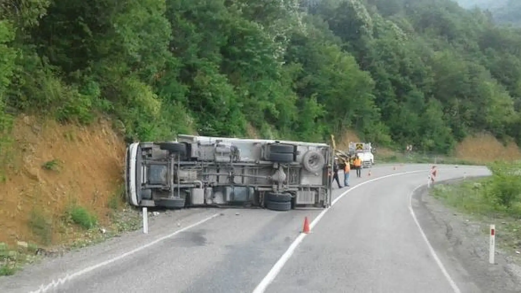 Bartın Karabük yolunda kamyon devrildi
