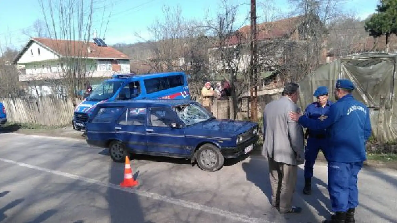 Bisikletli yaşlı adama araba çarptı