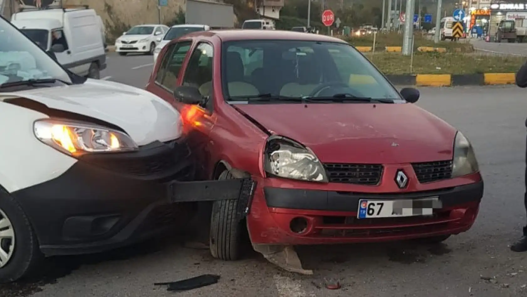 Bu kavşakta kazalar devam ediyor