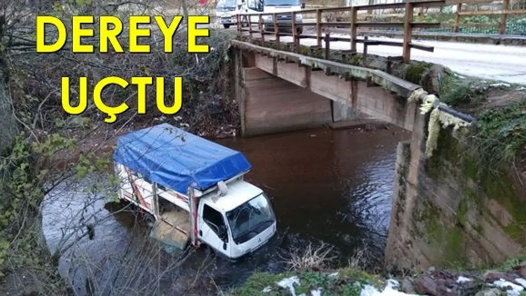 Buzda kayan Kamyonet dereye uçtu