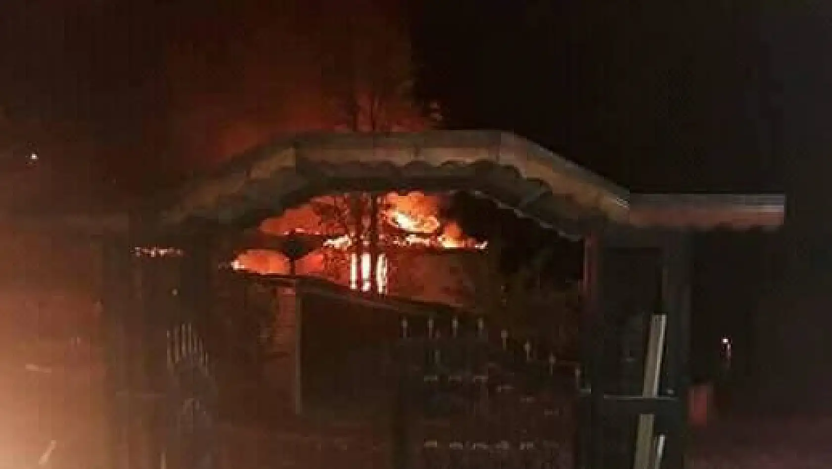 Cami lojmanında yangın çıktı