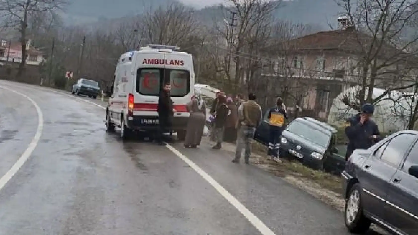 Çarpışan iki araç yoldan çıktı
