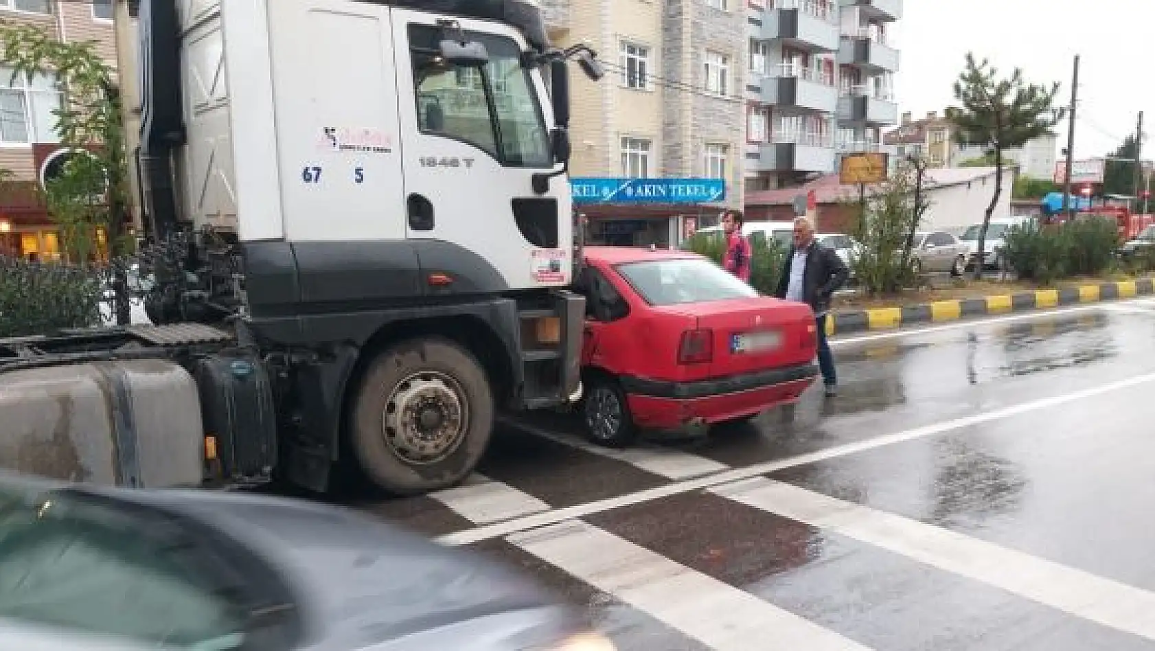 Çatmaca'da kamyonla otomobil çarpıştı