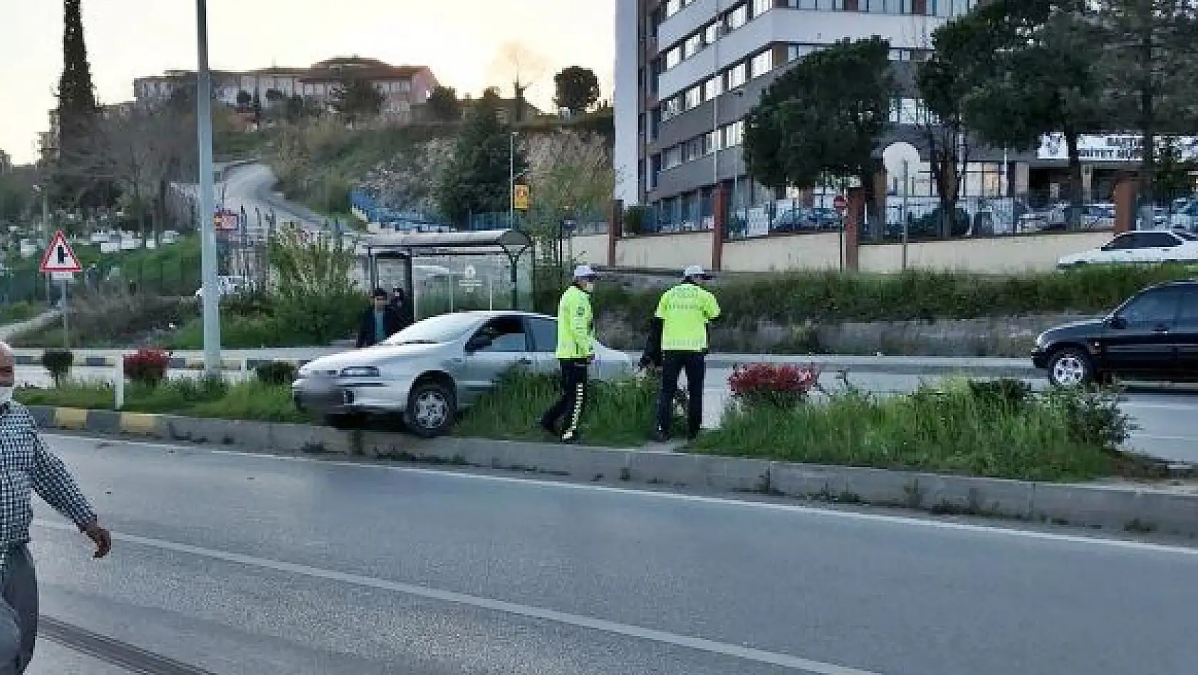 Çatmacada kaza, otomobil orta refüje çıktı