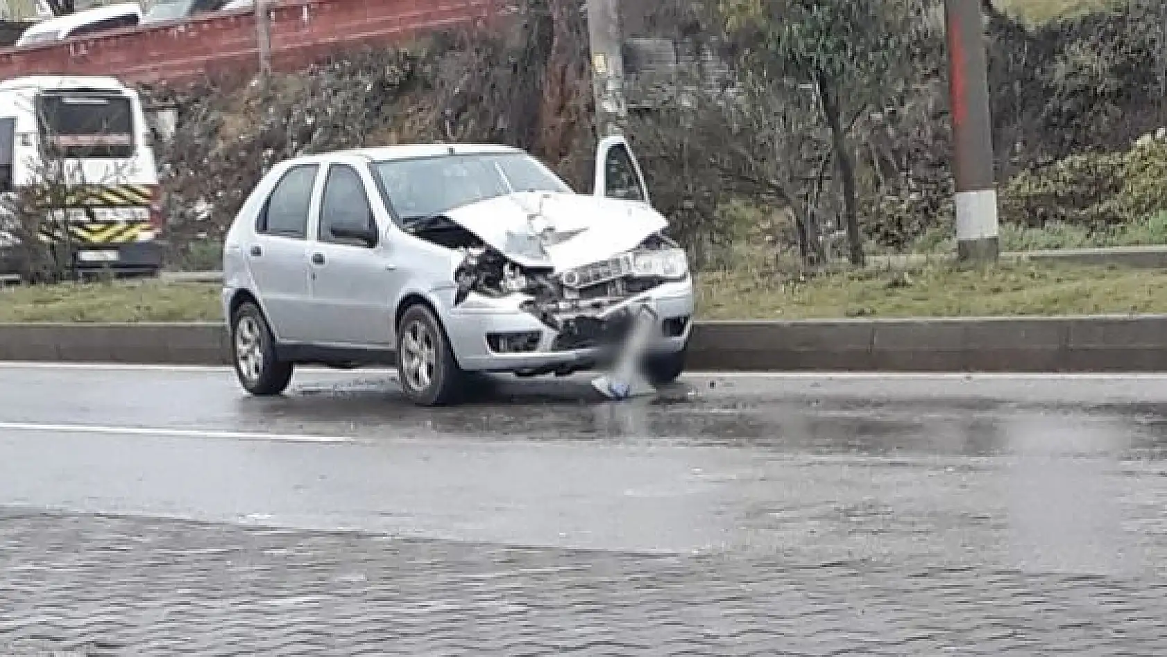 Çöp kamyonuna çarptı