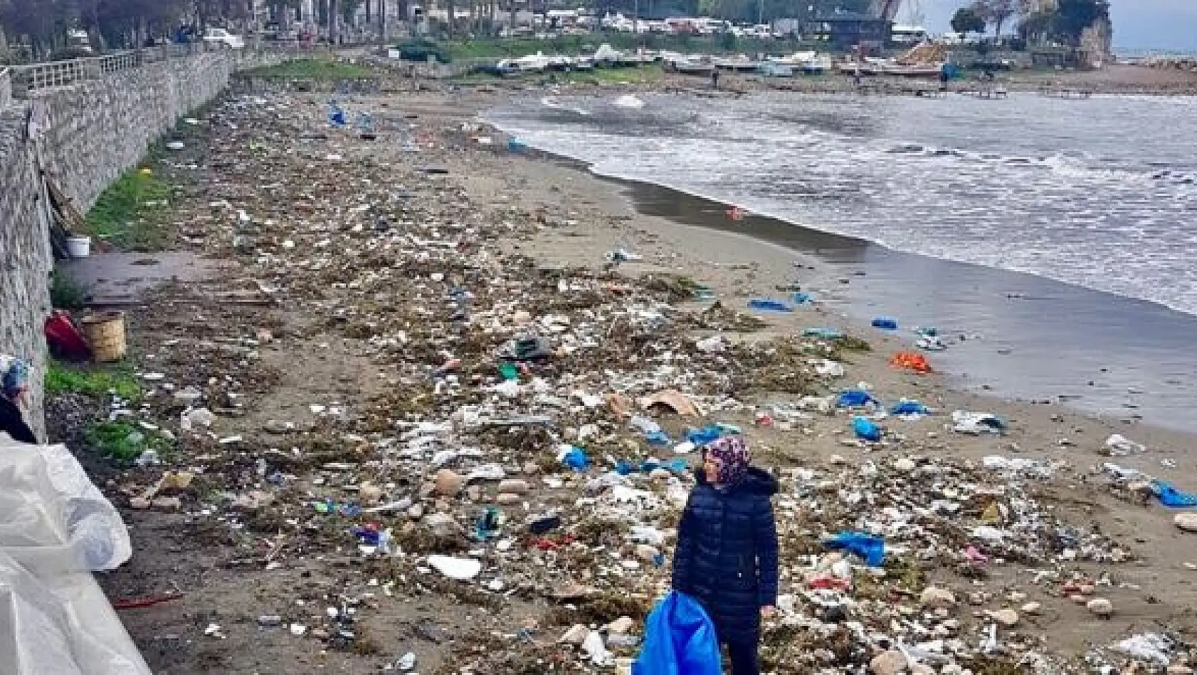 Deniz atılan çöpler geri geldi
