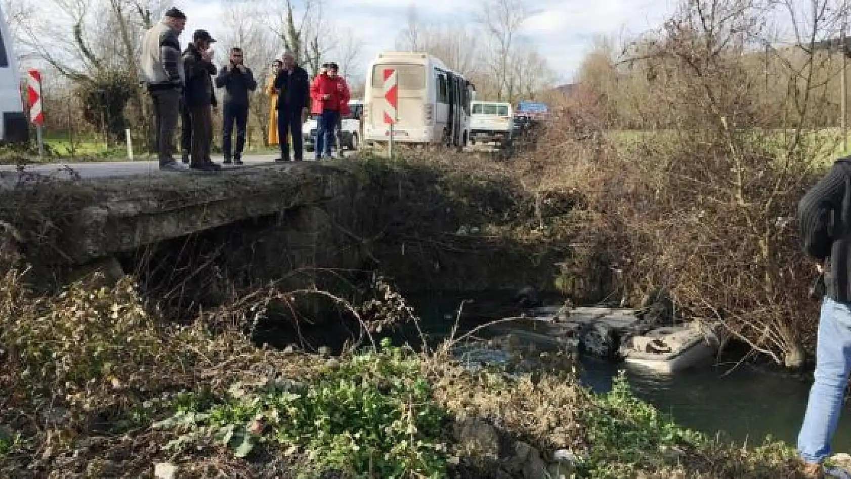 Dereye uçan otomobil suya gömüldü