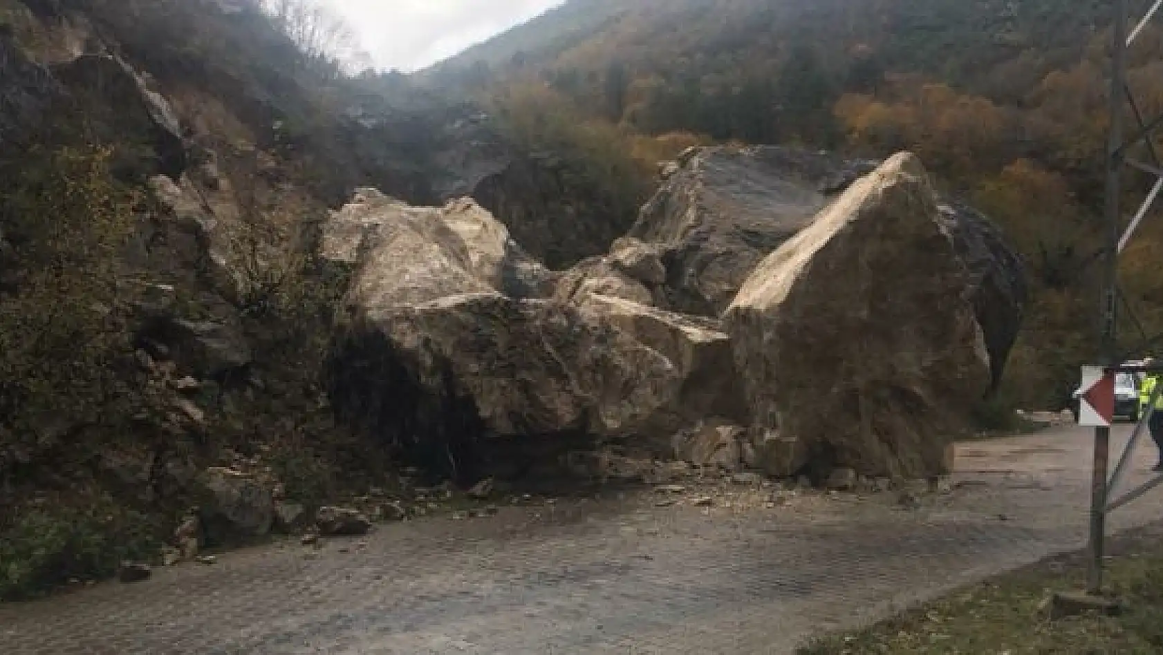 Dev kayalar yola düştü
