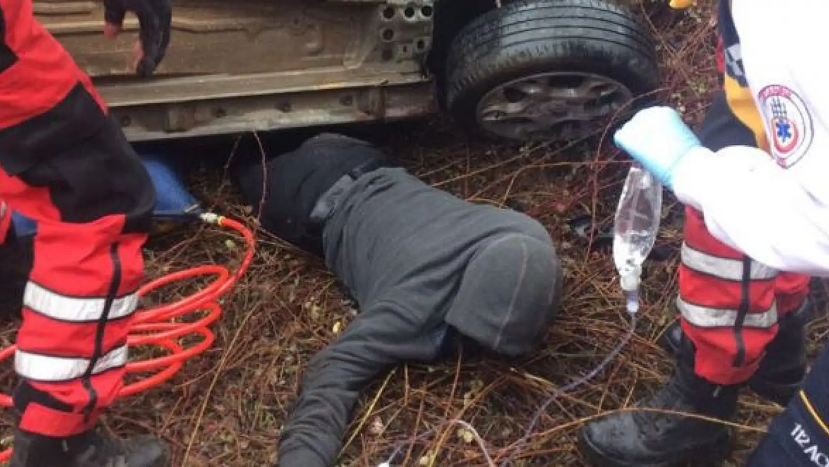 Devrilen otomobilin altında sabahladı