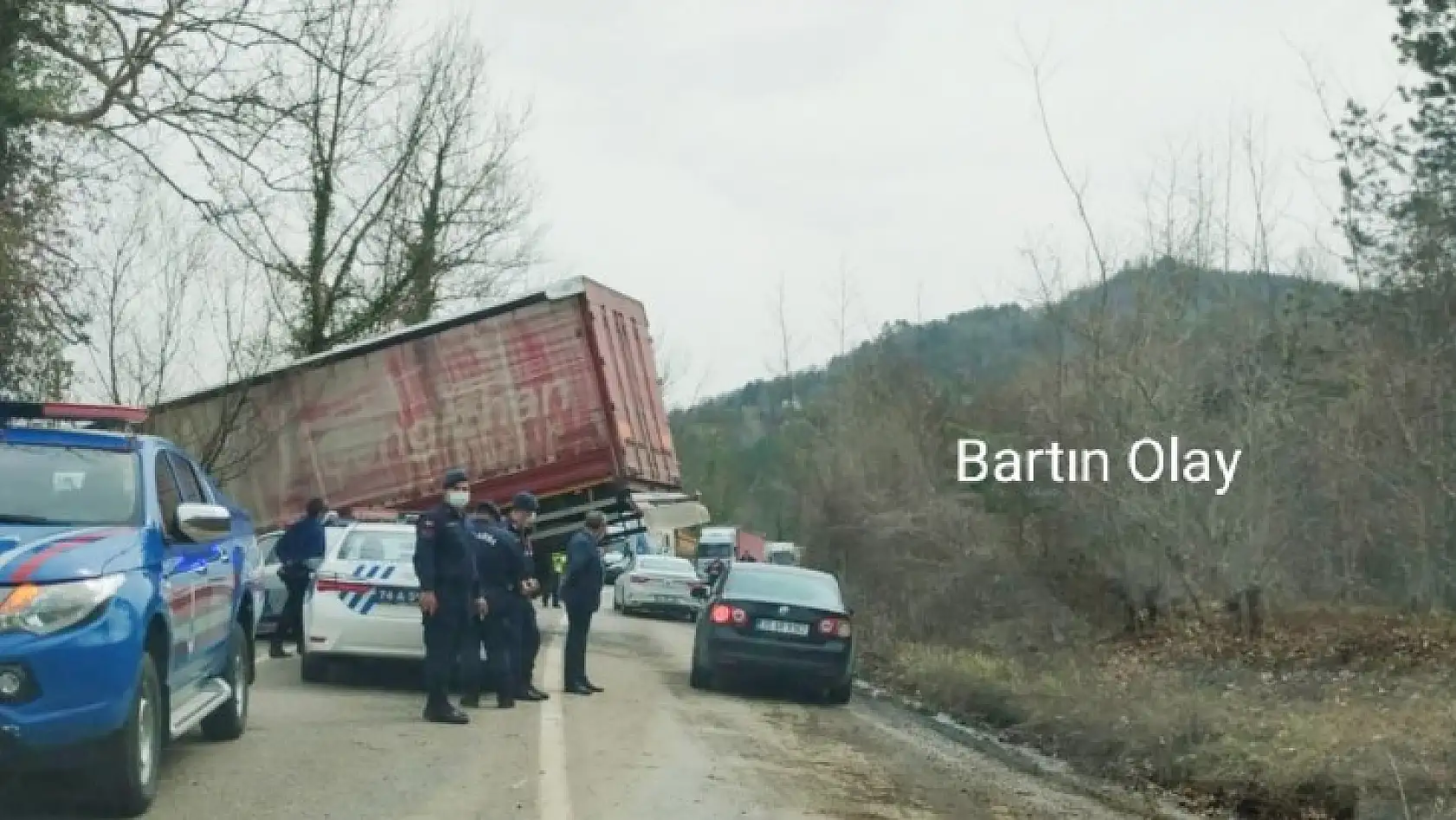 Devrilen tır yolu kapattı