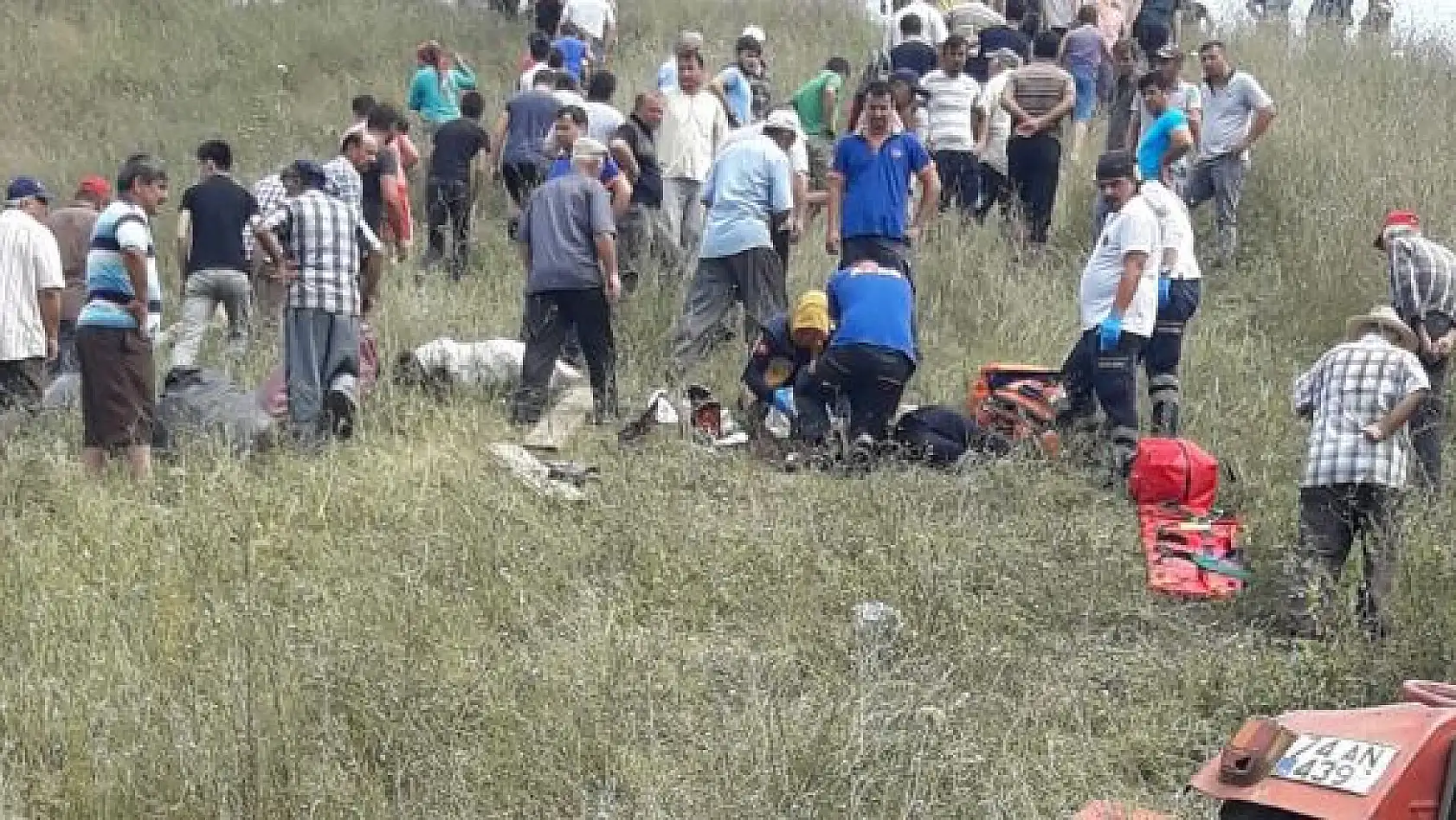 Devrilen traktörün altında kaldı
