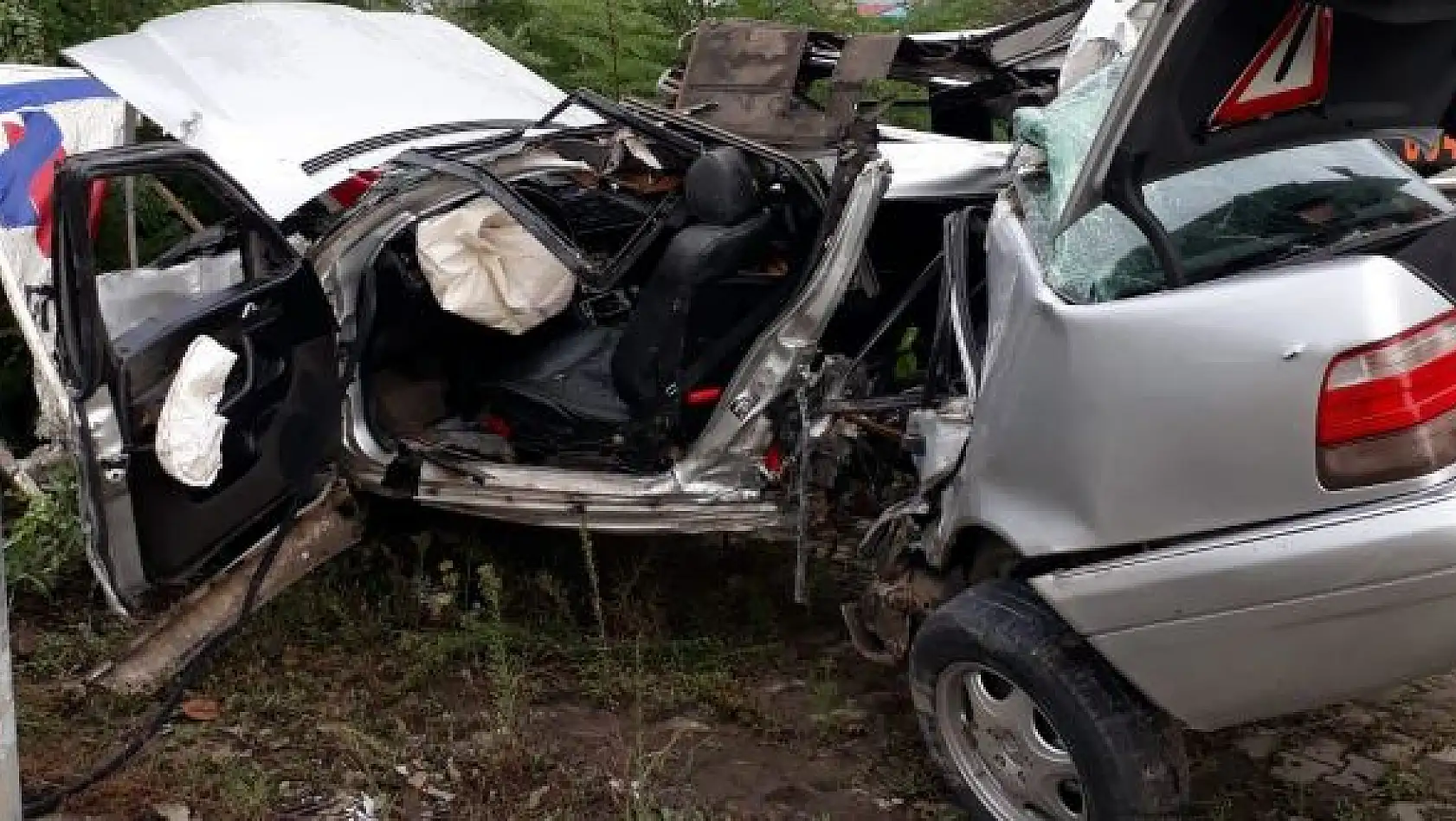 Direğe çarpan otomobil hurdaya döndü