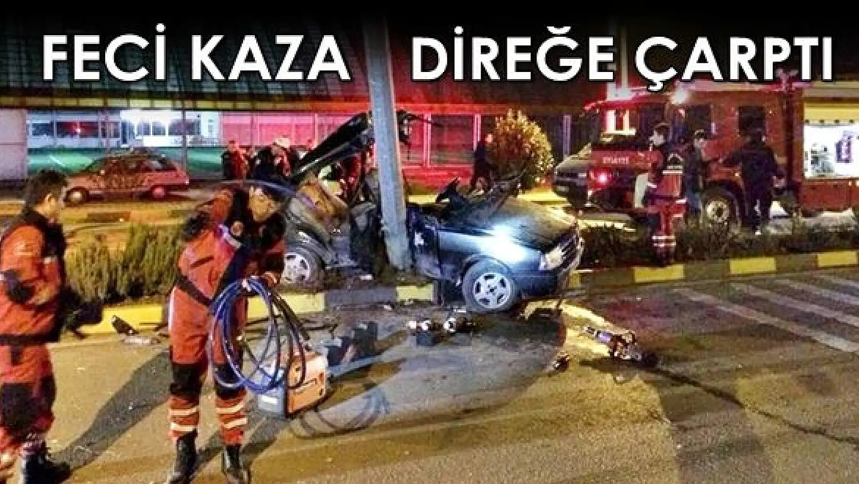 Direğe Çarpan Otomobil İkiye bölündü, 3 Yaralı