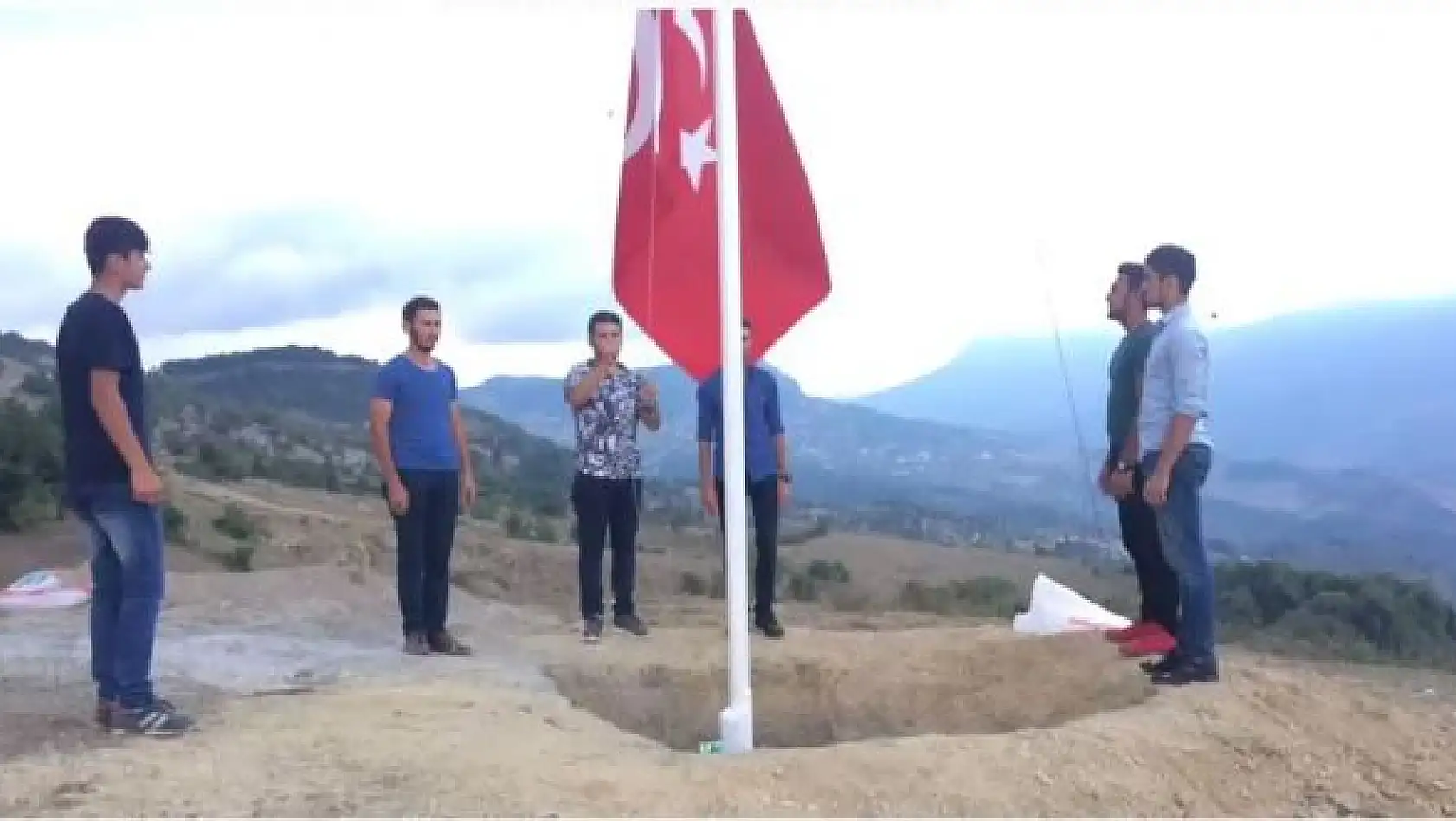 Doğaşı Köyü gençlerinin Bayrak Sevgisi