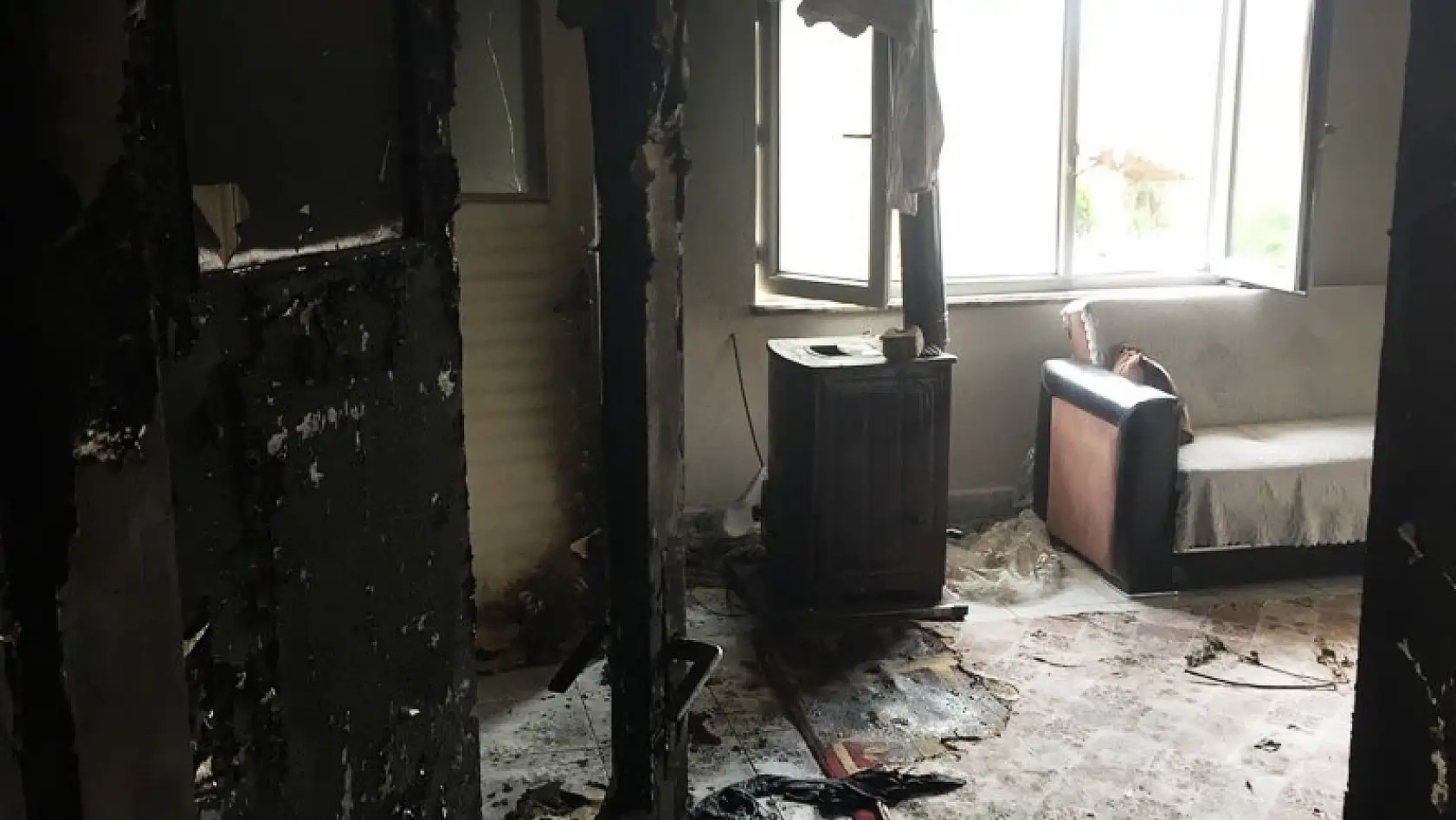 Benzin dökülen soba patladı: 3 yaralı