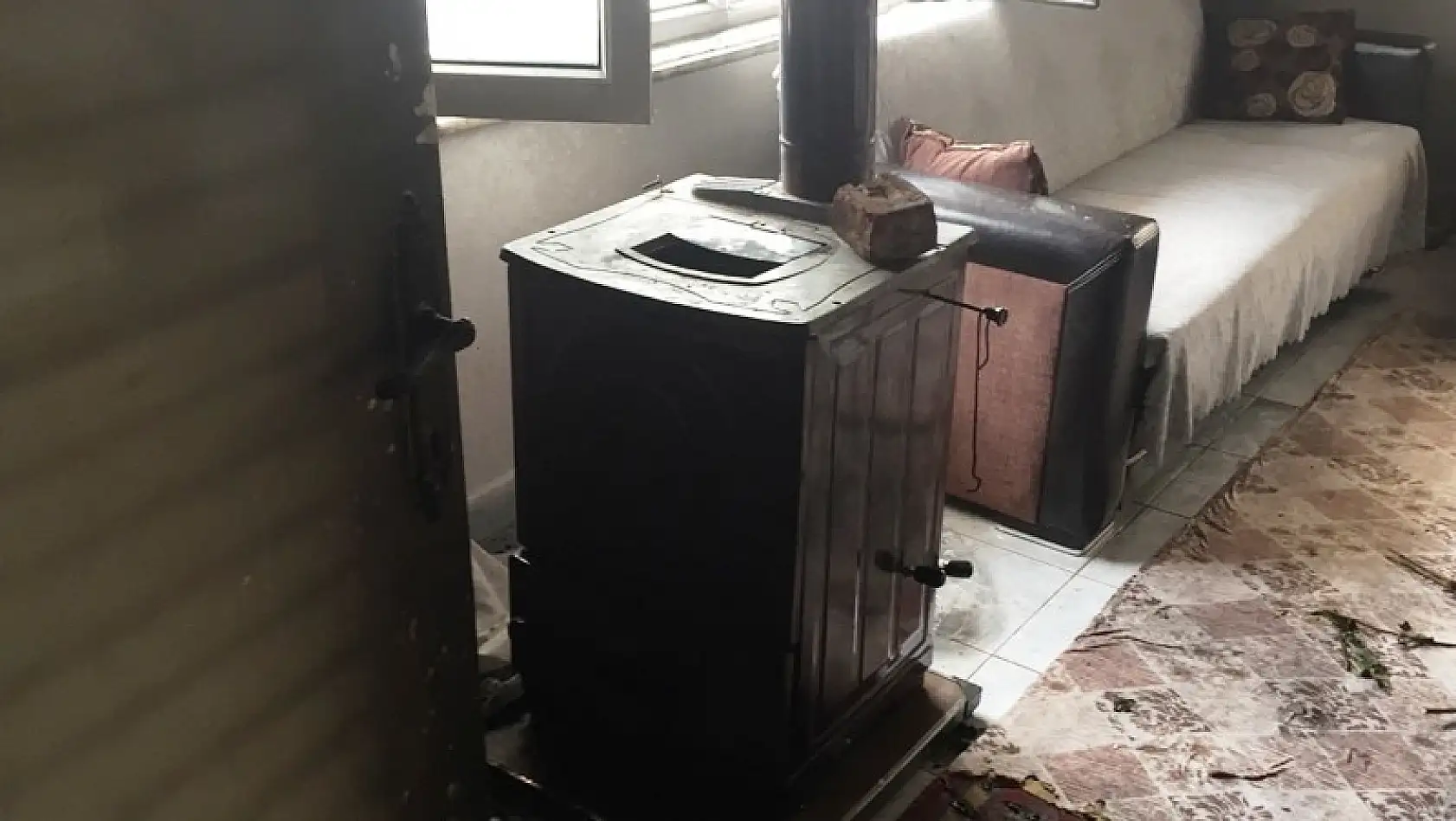 Benzin dökülen soba patladı: 3 yaralı