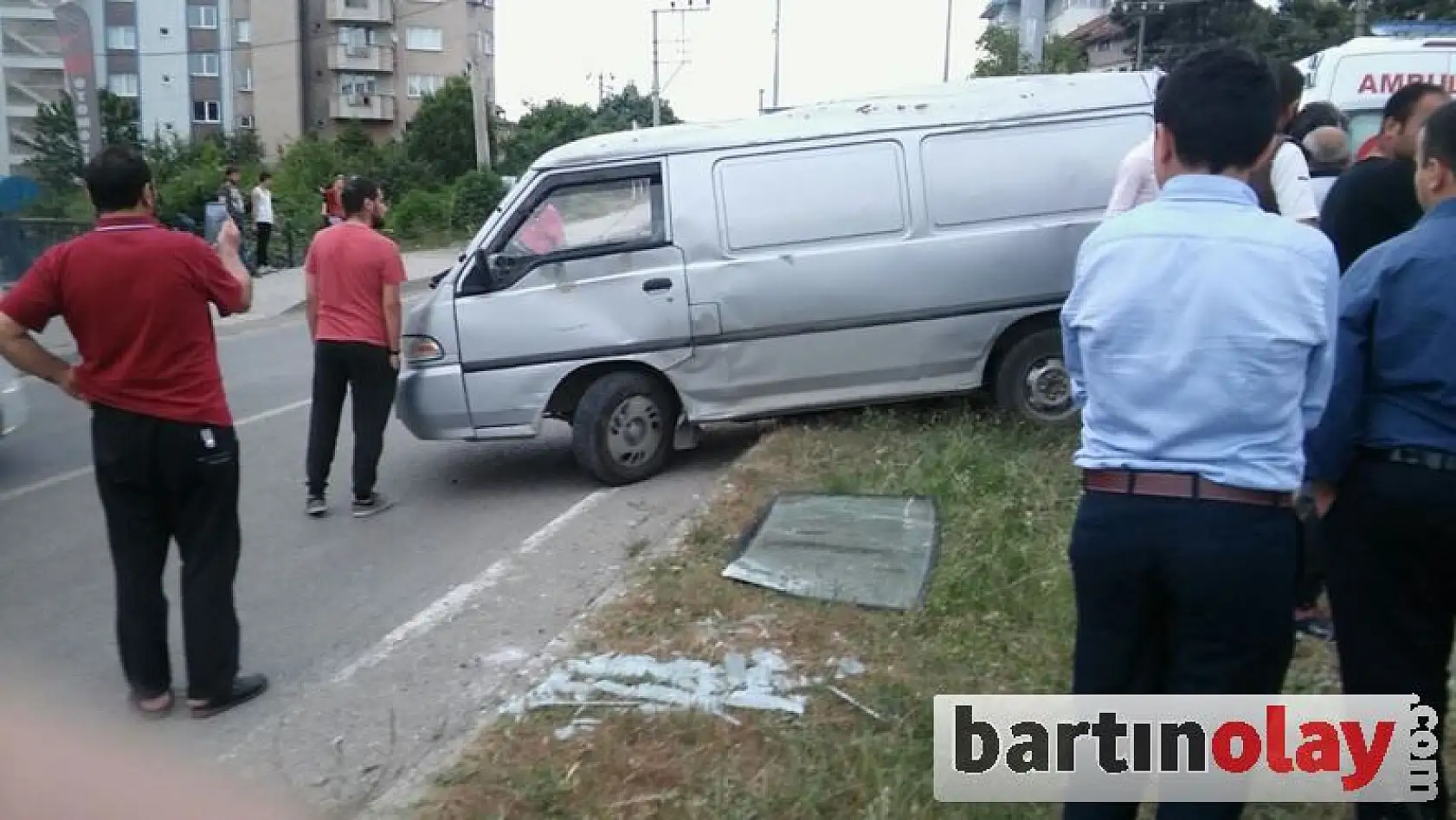 Kontrolden çıkan minibüs takla attı