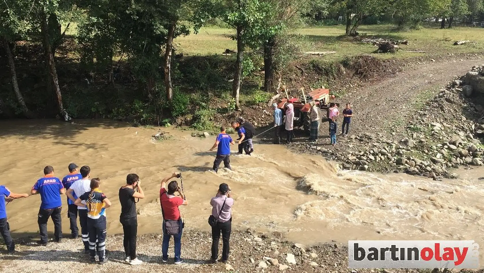 Köprü yıkıldı, vatandaşların ulaşımı yok