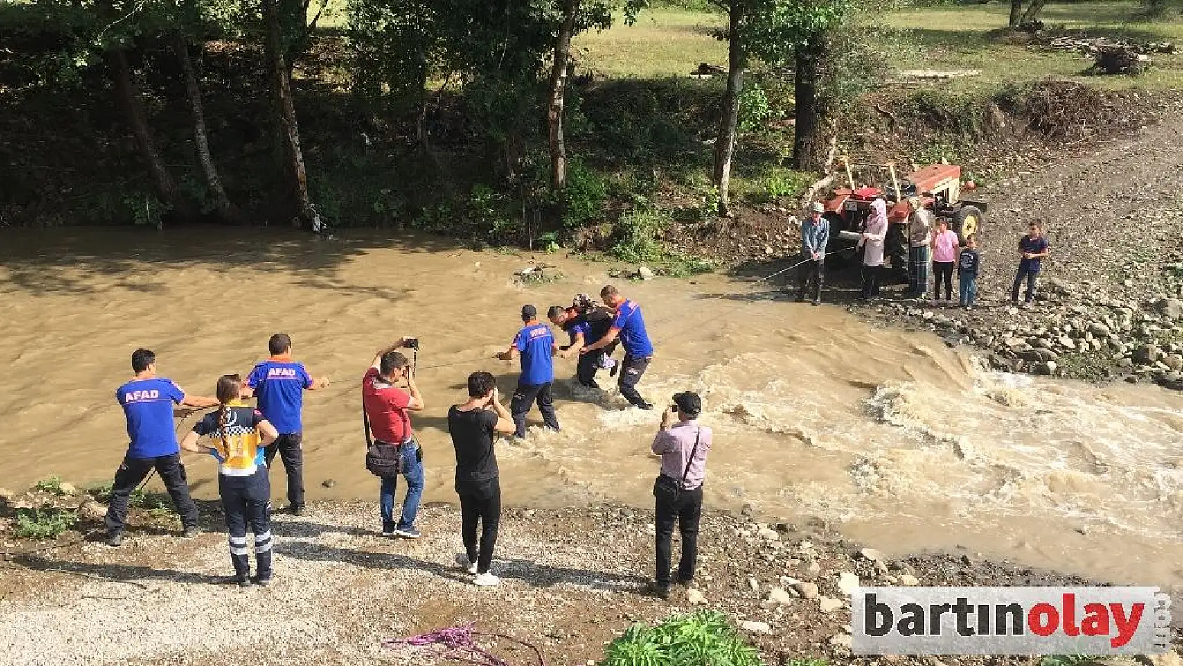 Köprü yıkıldı, vatandaşların ulaşımı yok
