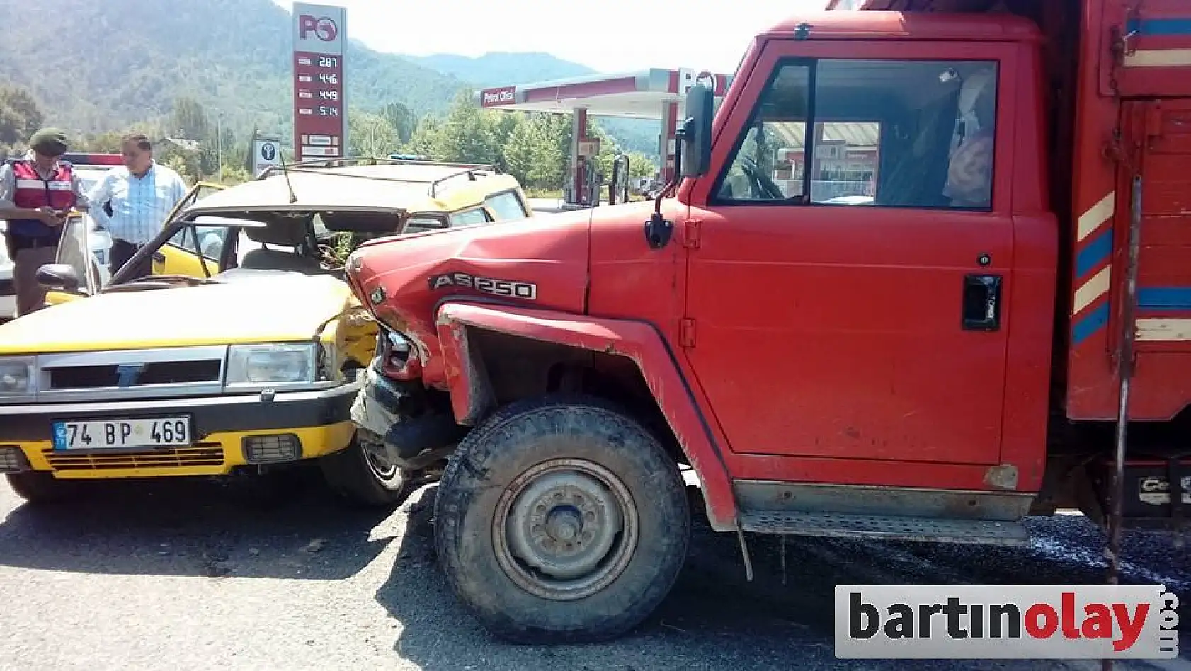 Otomobil ile kamyonet çarpıştı