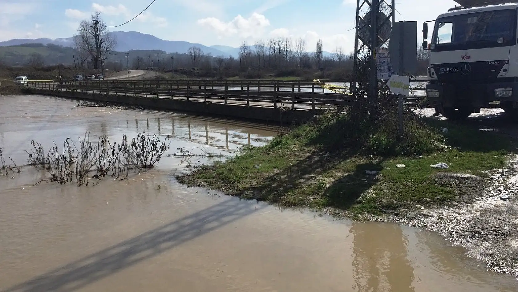 Sular yükseldi, köprü ulaşıma kapandı