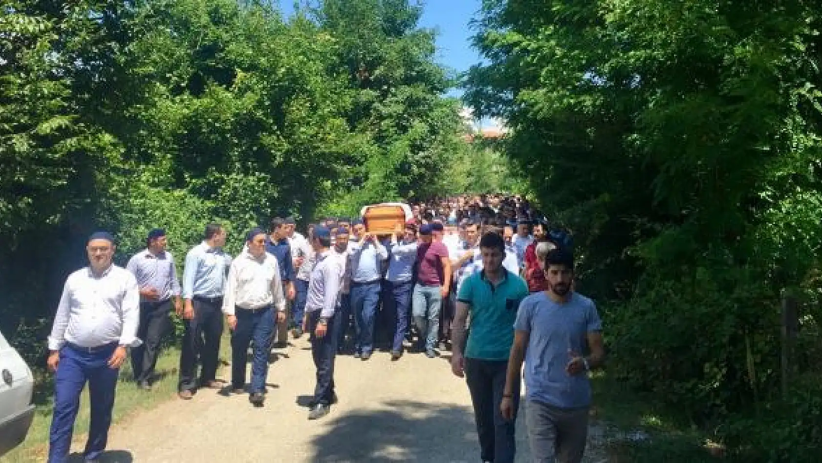 Genç hoca dualarla uğurlandı