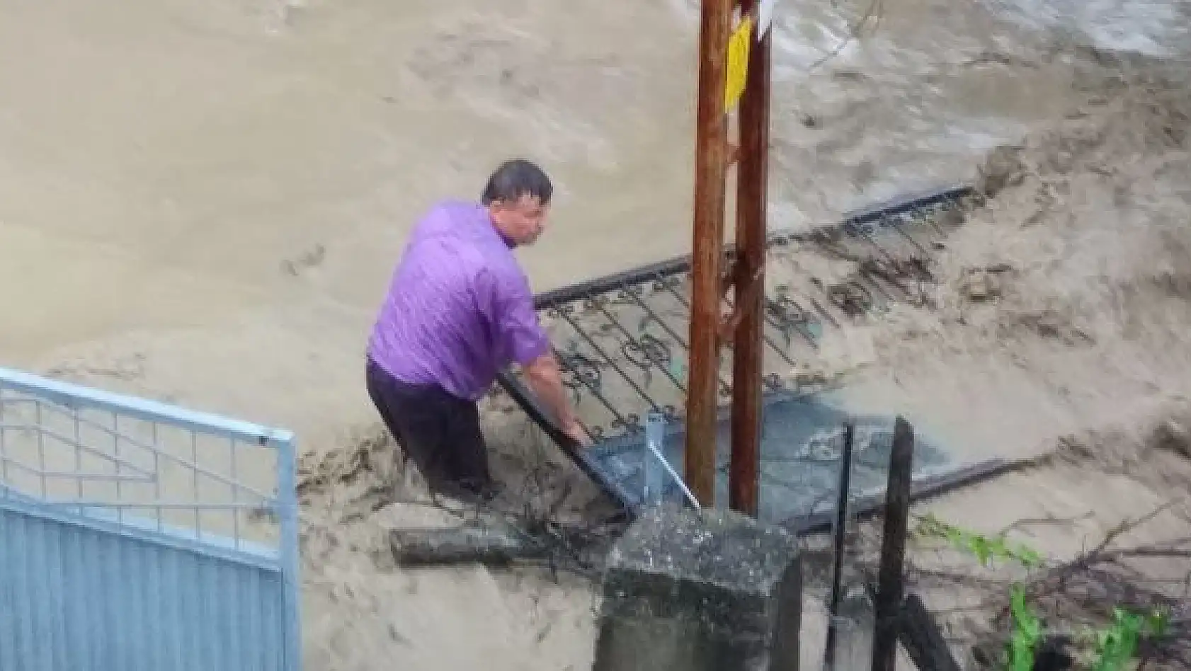 Hasankadı bölgesinde sel felaketi, 2 kişi kayıp