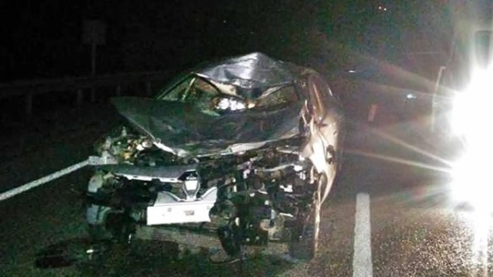 Hayvana çarpan otomobil hurdaya döndü, 1 yaralı