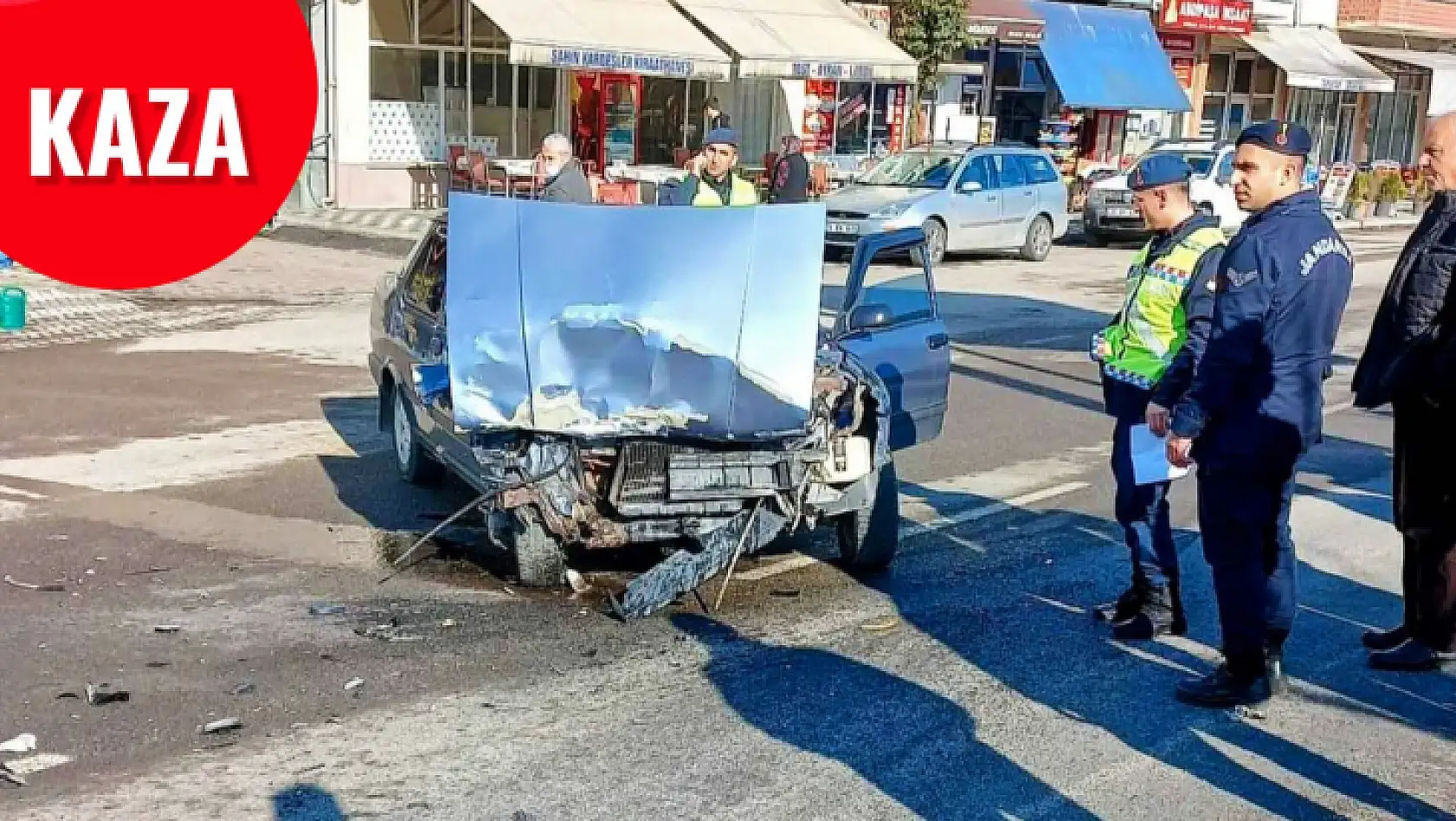 İki araç kavşakta çarpıştı