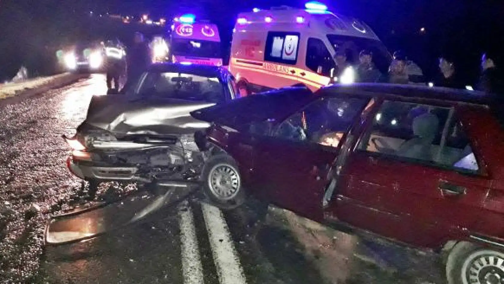 İki otomobil çarpıştı, 1 ölü 2 yaralı