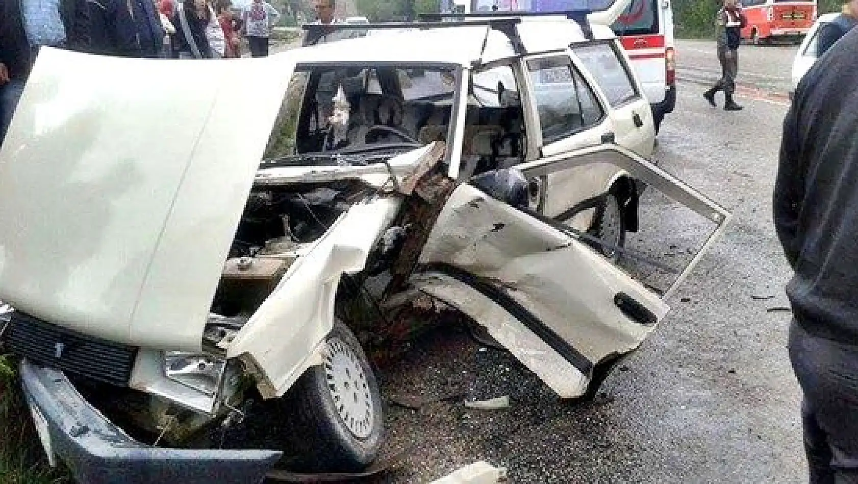 İki otomobil çarpıştı: 6 yaralı