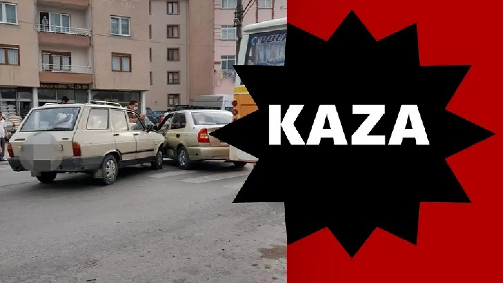 iki otomobil çarpıştı
