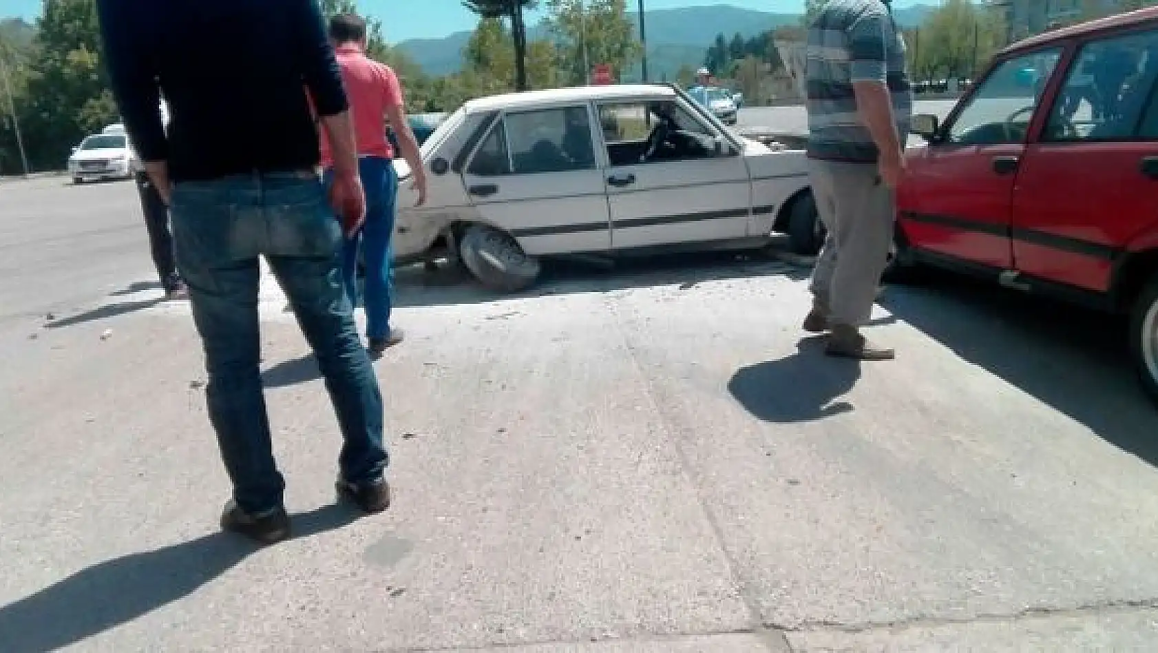 İki otomobil kafa kafaya çarpıştı