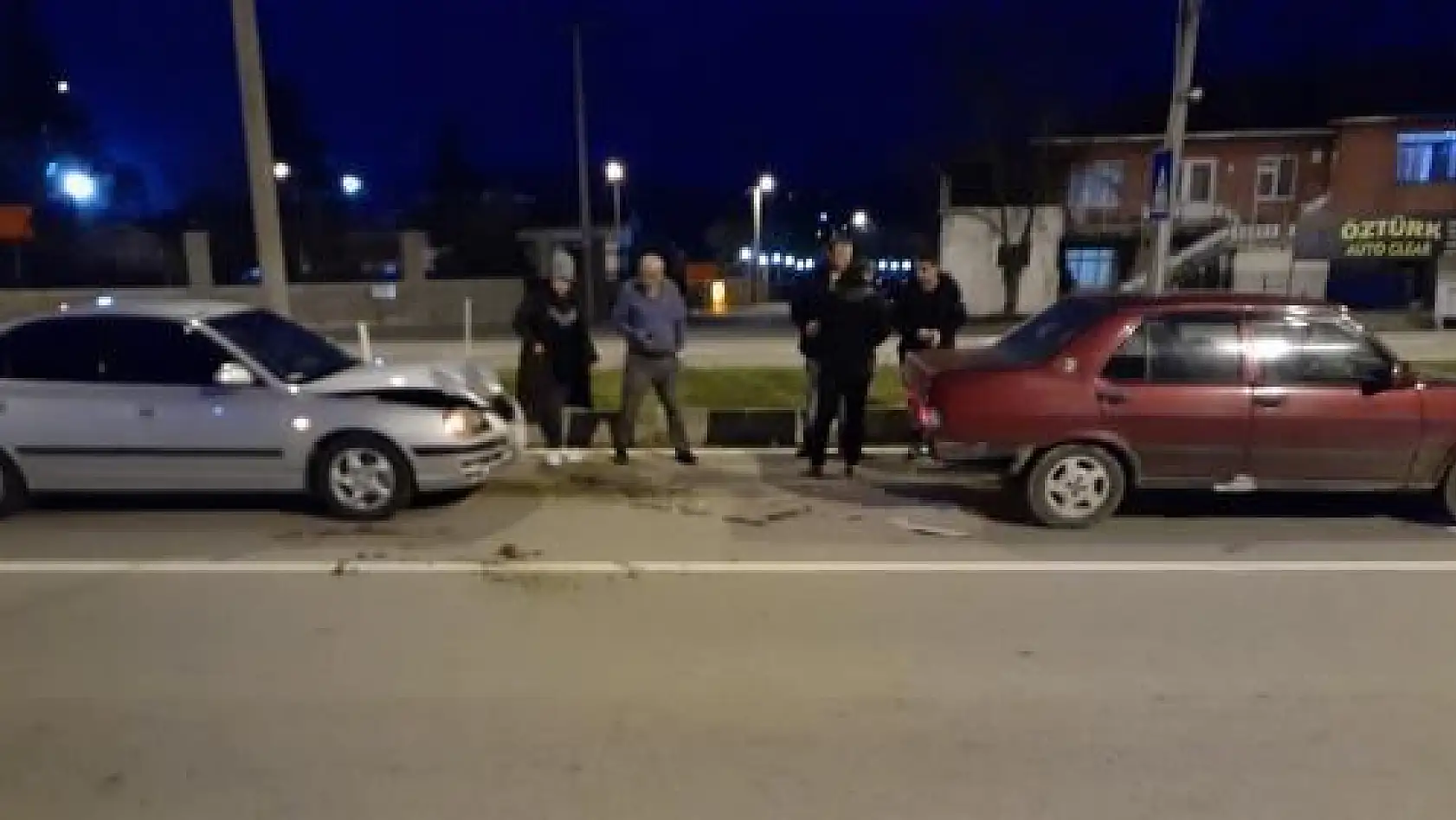 iki otomobil kaza yaptı