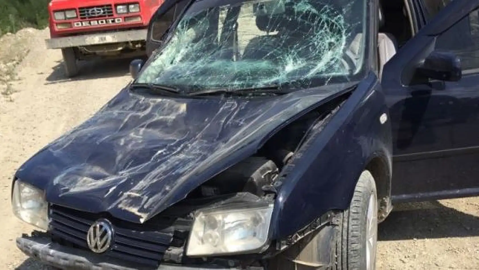 İş makinesi otomobili ezdi