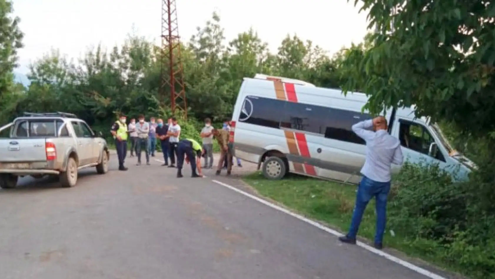 İşçi servisi ile kamyonet çarpıştı