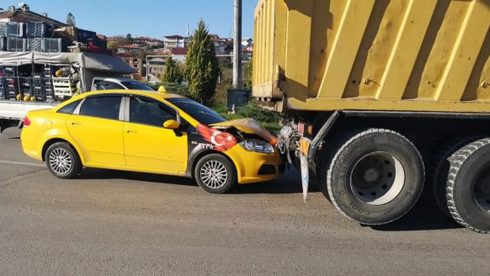Işıklı kavşakta kaza
