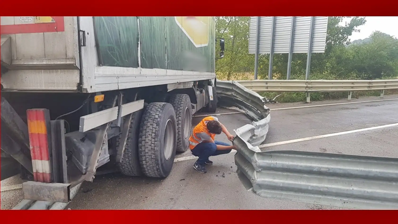 Islak yolda bariyerlere çarpıp karşı şeride geçti