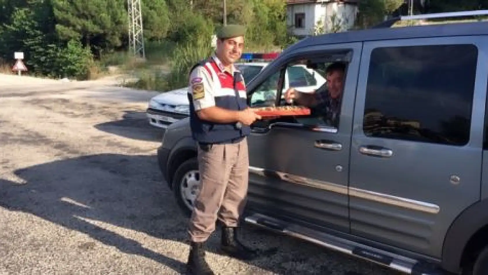 Jandarmadan sürücülere bayram çikolatası