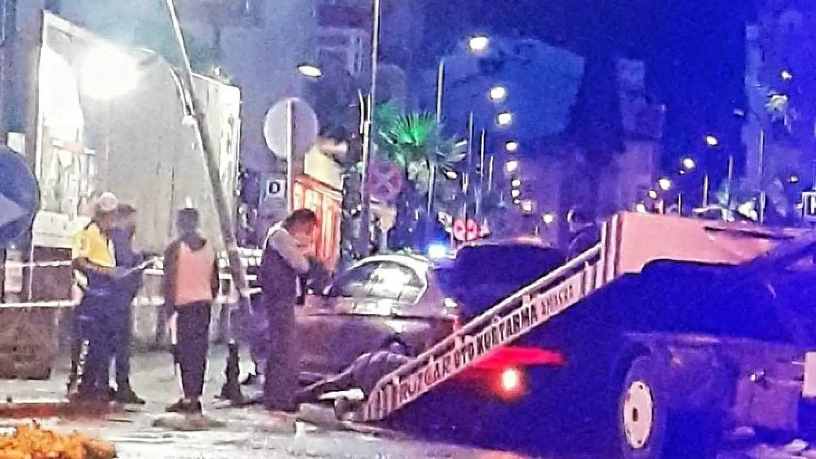 Kaldırıma çıktı, direğe çarptı